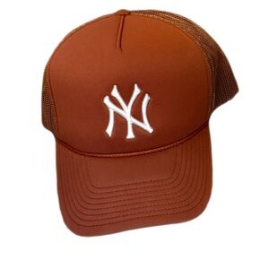 New York Yankees Orange SnapBack trucker hat
(Like brand new)